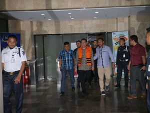 Irman Gusman Keluar Gedung KPK Mengenakan Rompi Oranye