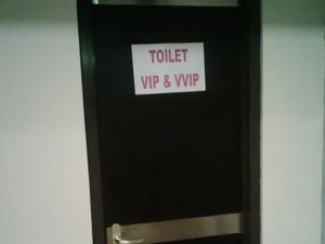 Tamu Undangan Pembukaan PON Keluhkan Toilet VIP dan VVIP yang Kotor Tamu Undangan Pembukaan PON Keluhkan Toilet VIP dan VVIP yang Kotor