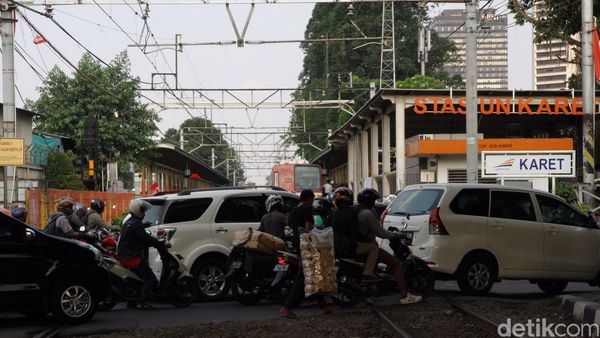 Uji Coba Penutupan Perlintasan KA