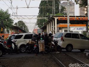 Uji Coba Penutupan Perlintasan KA Uji Coba Penutupan Perlintasan KA