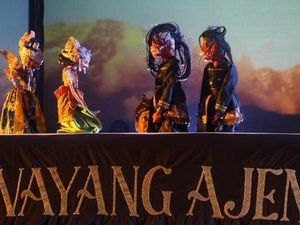 Wayang Ajen Meriahkan Festival Budaya Pasar Terapung