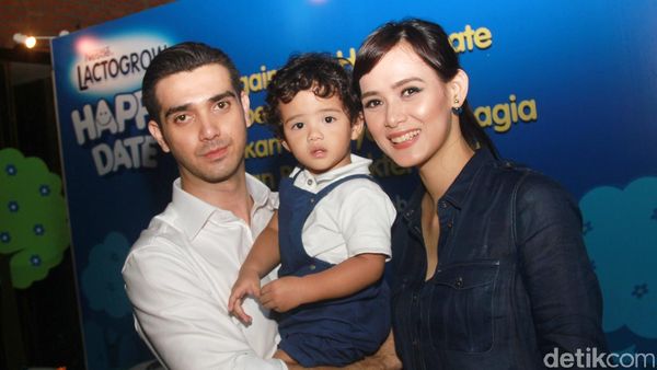 Family Time! Fachri Albar dan Renata Kusmanto Kompak Jaga Anak