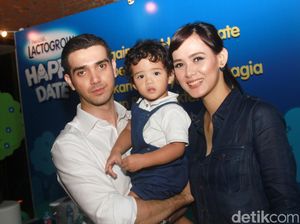 Family Time! Fachri Albar dan Renata Kusmanto Kompak Jaga Anak