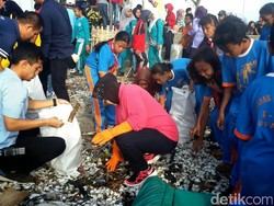 Risma dan Ribuan Pelajar Kerja Bakti di Pantai Kenjeran