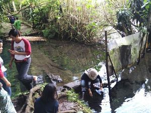 Mandi Telanjang di Mata Air Enteng Jodoh