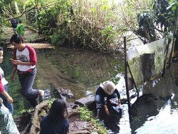 Mandi Telanjang di Mata Air Enteng Jodoh