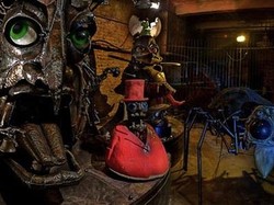 Siap-siap Dikejutkan Robot Monster di Galeri Jerman Ini
