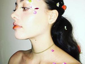 Foto dengan Wajah Bertabur Bunga Jadi Tren, Seperti Apa?