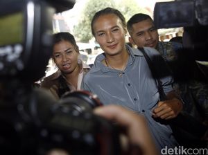 Nadine Chandrawinata Diperiksa Terkait Gatot Brajamusti Nadine Chandrawinata Diperiksa Terkait Gatot Brajamusti