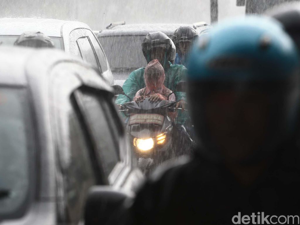 BMKG: Waspada Potensi Hujan Disertai Petir di Jakbar hingga Jaktim