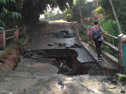 Dear Wali Kota Depok, Tolong Perbaiki Jembatan Jebol di Kampung Rawageni