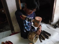 Kisah Pahit Bilal Dipekerjakan sebagai Pengemis, Kini Jadi Pengrajin Topeng