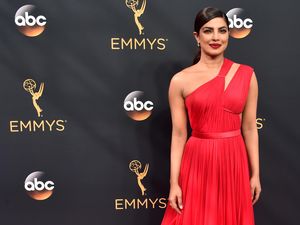 Priyanka Chopra dan 6 Selebriti Berbusana Terbaik di Emmy Awards 2016