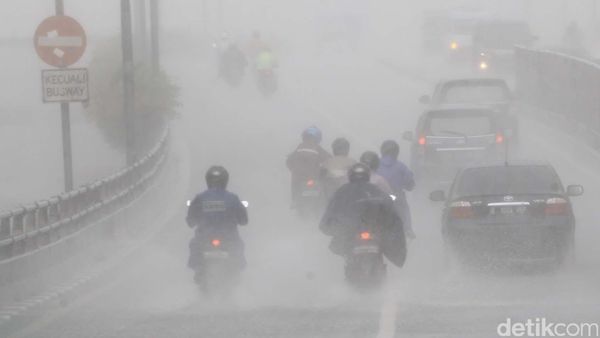 Hujan Deras Landa Jakarta, Jarak Pandang Terbatas