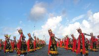 Potret Cantik Gemulai 1.000 Penari Gandrung di Banyuwangi
