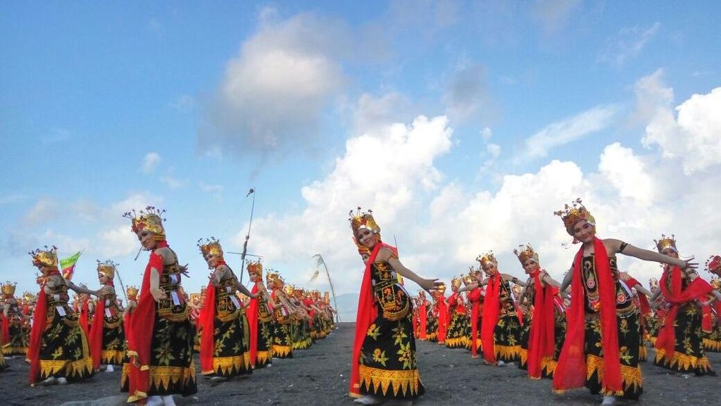 Potret Cantik Gemulai 1.000 Penari Gandrung di Banyuwangi Potret Cantik Gemulai 1.000 Penari Gandrung di Banyuwangi