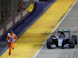Tentang Lari Kencang Marshal GP Singapura Saat Dikejar Mobil F1