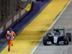 Tentang Lari Kencang Marshal GP Singapura Saat Dikejar Mobil F1 Tentang Lari Kencang Marshal GP Singapura Saat Dikejar Mobil F1
