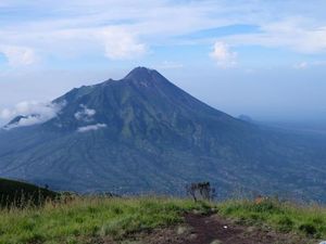 Wanita Muda Pendaki Gunung Sumbing Dievakuasi karena Pingsan Kelelahan