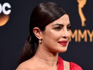 5 Selebriti yang Tampil dengan Lipstik Merah di Emmy Awards 2016