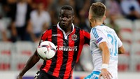 Nah, di posisi kedua ada Mario Balotelli, yang menjadi pemain dengan pendapatan paling tinggi dari Puma. Striker Nice itu bisa meraup 5,1 pound streling atau Rp92,3 miliar per tahun. (Jean-Paul Pelissier/Reuters)