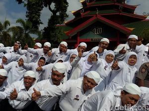 Pegawai Pemkab Pasuruan Kompak Blangkonan