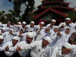 Pegawai Pemkab Pasuruan Kompak Blangkonan