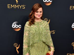 Amy Poehler Pakai Gaun Cantik yang Baru Dipamerkan di NYFW Ini ke Emmy Awards