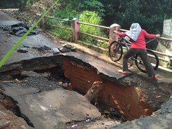 Bahaya! Jembatan di Kampung Rawageni Depok Jebol, Begini Kondisinya