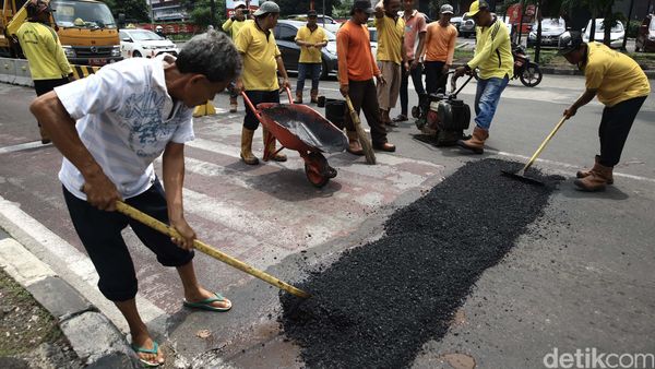 Musim Penghujan, Jalanan Berlubang di Jakarta Ditambal