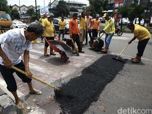 Musim Penghujan, Jalanan Berlubang di Jakarta Ditambal