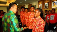 Menpora Imam Nahrawi menyalami timnas U-15.