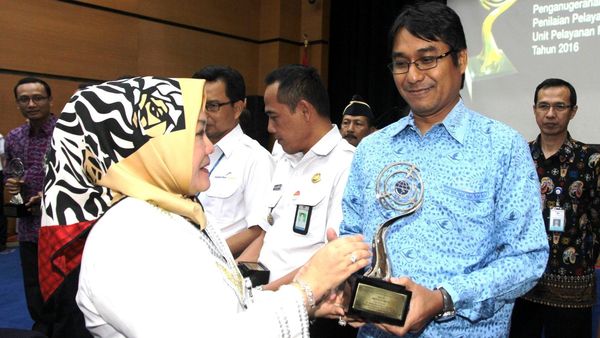 Kemenhub Serahkan Penghargaan Unit Pelayanan Publik Berprestasi