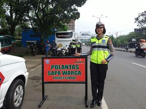 Hilangkan Kesan Sangar, Polantas Cimahi Turun Sapa Warga
