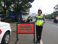 Hilangkan Kesan Sangar, Polantas Cimahi Turun Sapa Warga