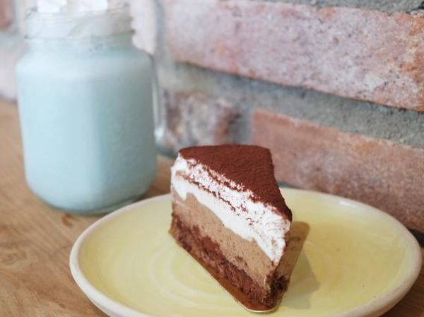 Triple Choco Cake dan Seasalt Latte Bisa Dicicip di Kafe yang Buka 24 Jam Ini