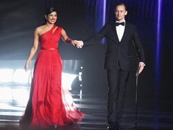 Ssst... Tom Hiddleston dan Priyanka Chopra Mesra di Pesta Emmy Awards