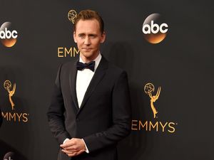 Tom Hiddleston Jalan di Karpet Merah Sendiri Setelah Putus dari Taylor Swift Tom Hiddleston Jalan di Karpet Merah Sendiri Setelah Putus dari Taylor Swift