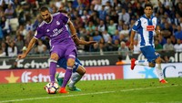 Satu gol tambahan lain dibuat oleh Karim Benzema di babak kedua. REUTERS/Albert Gea.