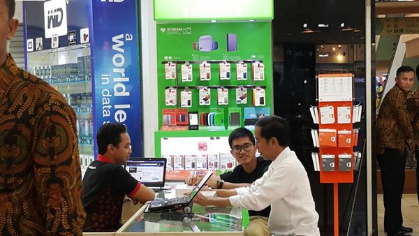 Blusukan Jokowi-Kaesang di Mangga Dua