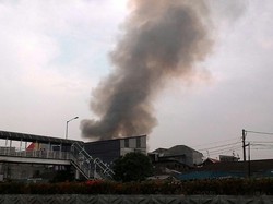 Ini Penampakan Pekatnya Asap Hitam Kebakaran Pasar Poncol