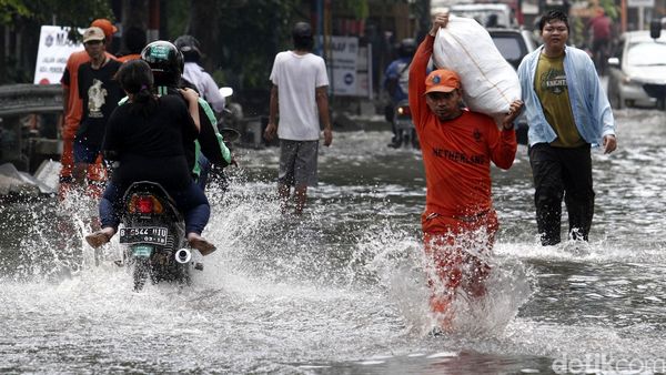 Banjir Rendam Jalan Percetakan Negara