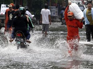 Banjir Rendam Jalan Percetakan Negara