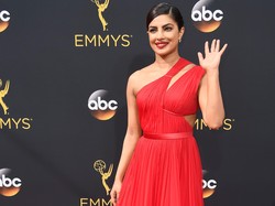 Red Hot Priyanka Chopra di Emmy Awards 2016
