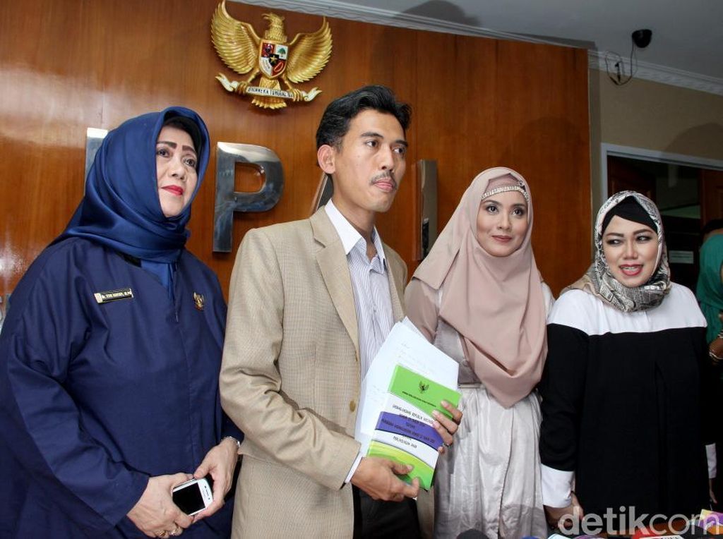 Elma Theana Penuhi Panggilan KPAI Terkait Gatot Brajamusti Elma Theana Penuhi Panggilan KPAI Terkait Gatot Brajamusti