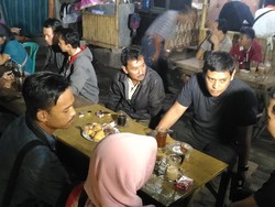 Ramai-ramai Berbahasa Inggris saat Kongkow di Pos Kamling dan Warkop Kediri