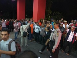 Jelang Pengumuman Cagub DKI, Muncul Massa Pendukung Risma di DPP PDIP