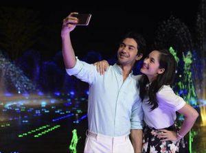 Simak Pengalaman Reza Rahadian Saat Selfie dengan Penggemar Simak Pengalaman Reza Rahadian Saat Selfie dengan Penggemar