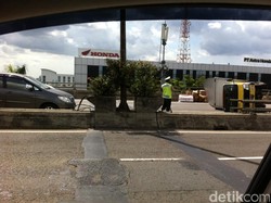 Ada Mobil Boks Terbalik, Tol Rawamangun Arah Tanjung Priok Macet 4 Km
