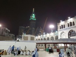 Angin Kencang, Debu dan Gerimis Warnai Sore di Kota Makkah